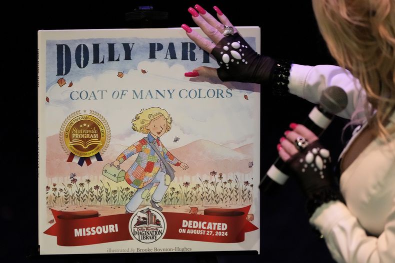 Dolly Parton se dirige a los asistentes a un evento para celebrar la expansión de su programa Imagination Library en todo el estado de Missouri, el martes 27 de agosto de 2024, en Kansas City, Missouri. (Foto AP/Charlie Riedel)