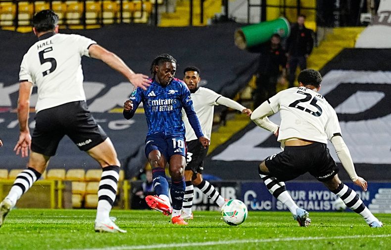 Eberechi Eze, del Arsenal, anota el primer tanto ante Port Vale en un partido de la Copa de la Liga inglesa, disputado el miércoles 24 de septiembre de 2025 (Peter Byrne/PA via AP)