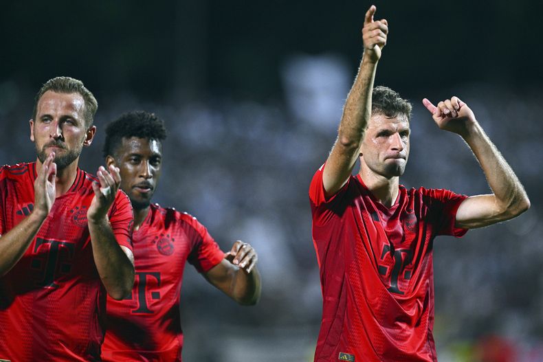 Harry Kane (izquierda), Kingsley Coman (centro) y Thomas Müller, del Bayern Múnich, festejan su triunfo sobre Ulm, el viernes 16 de agosto de 2024, en un partido de la Copa de Alemania Tom Weller/dpa via AP)