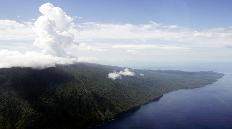 ARCHIVO - Una nube de vapor sale del lago Vui, en el cráter del volcán del monte Manaro, en la isla de Ambae, en el archipiélago de Vanuatu, el 8 de diciembre de 2005. (AP Foto/Rick Rycroft, archivo)