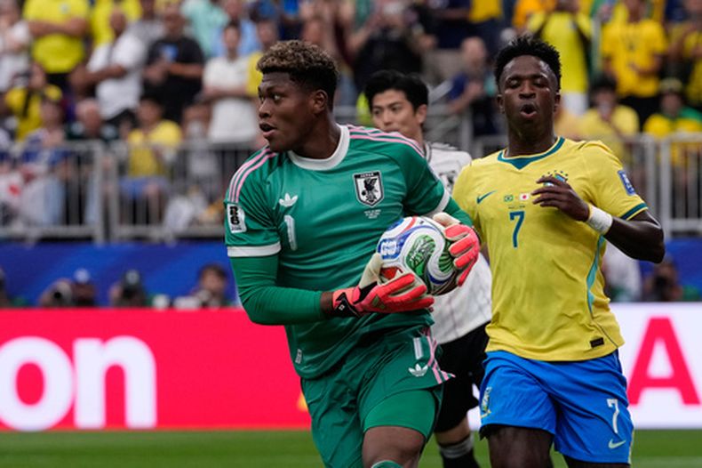 ARCHIVO: El portero de Japón, Zon Suzuki (1), realiza una atajada durante el partido de los octavos de final de la Copa del Mundo de fútbol entre Brasil y Japón en Houston, el lunes 29 de junio de 2026. (Foto AP/David J. Phillip, archivo)