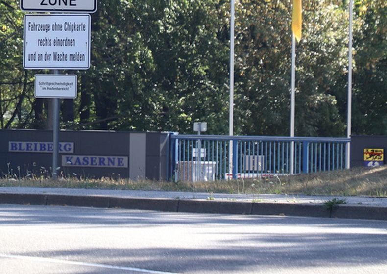 Vista de la entrada del cuartel de Bleiberg, en Mechernich, Alemania. El centro de seguridad de la base de la Bundeswehr en Mechernich informó que se habían avistado dos drones sobre las instalaciones. (Fotoreport-DB/dpa vía AP)