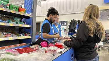 ARCHIVO - Una consumidora paga en una tienda Walmart el miércoles 21 de febrero de 2024, en Englewood, Colorado. (AP Foto/David Zalubowski, Archivo)