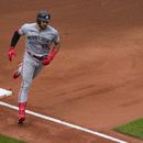 Joey Gallo de los Mellizos de Minnesota recorre las bases tras conectar un jonrón ante los Orioles de Baltimore en el cuarto inning, el sábado 1 de julio de 2023. (AP Foto/Julio Cortez)
