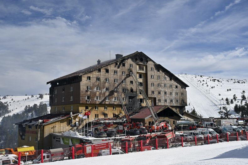 Bomberos trabajan en un hotel incendiado, en la estación de esquí de Kartalkaya, en la provincia de Bolu, en el noroeste de Turquía, el 21 de enero de 2025. (Mert Gokhan Koc/DIA Foto vía AP)
