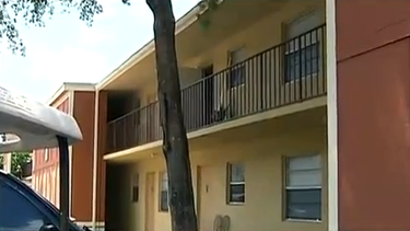 americateve | Fue arrestado un hombre acusado de tener un prostíbulo en un edificio residencial en Pembroke Pines . 5 mujeres y un cliente fueron también arrestados.