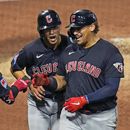Josh Naylor (derecha), de los Guardianes de Cleveland, festeja con Andrés Giménez y Steven Kwan, luego de conectar un jonrón de dos carreras ante los Piratas de Pittsburgh, el lunes 17 de julio de 2023 (AP Foto/Gene J. Puskar)