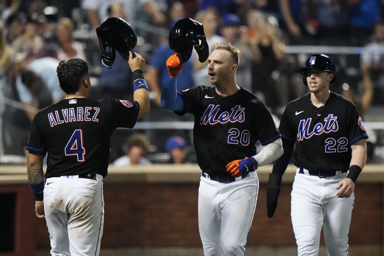 Pete Alonso (20), de los Mets de Nueva York, celebra con Francisco Álvarez (4) y Brett Baty (22) después del cuadrangular de tres carreras de Alonso en contra de los Nacionales de Washington durante la quinta entrada del juego de béisbol, el viernes 28 de julio de 2023, en Nueva York. (AP Foto/Frank Franklin II)