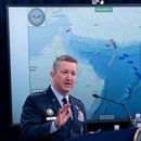 El presidente del Estado Mayor Conjunto de Estados Unidos, general Dan Caine, le habla a la prensa en el Pentágono en Washington el 16 de abril del 2026. (AP foto/Kevin Wolf)