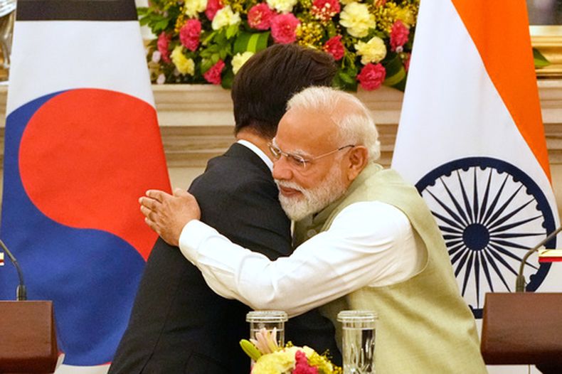 El primer ministro de India, Narendra Modi, abraza al presidente surcoreano, Lee Jae Myung, a la izquierda, tras la firma de un memorando de entendimiento y acuerdos entre sus países, en Nueva Delhi, India, el lunes 20 de abril de 2026. (AP Foto/Manish Swarup)