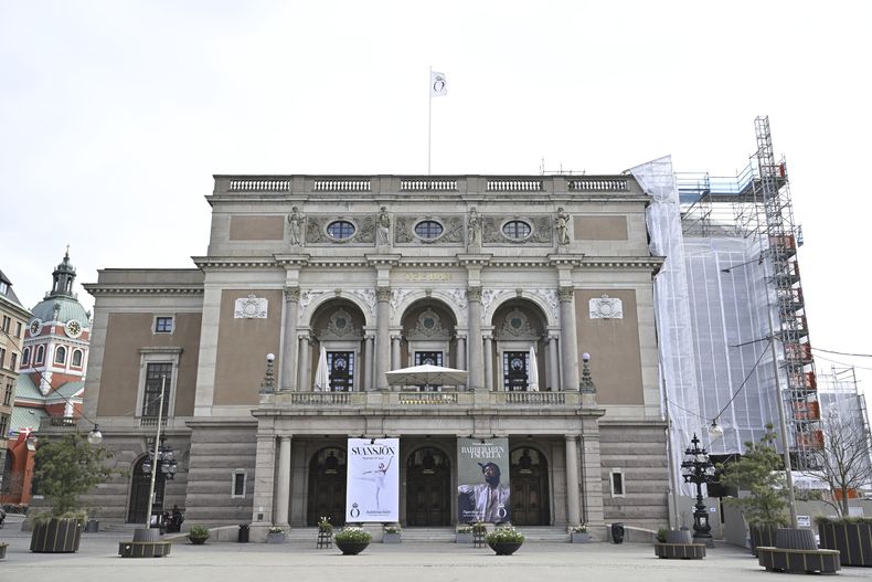 Una vista exterior de la Ópera Real de Estocolmo en Suecia, el 22 de abril de 2024. El teatro nacional de ópera y ballet de Suecia fue multado por 3 millones de coronas (300.000 dólares) por la muerte de un trabajador técnico en 2023 que cayó de una altura de 13 metros (más de 40 pies) desde un palco mientras realizaba trabajos en el interior del edificio. (Henrik Montgomery/TT News Agency vía AP)