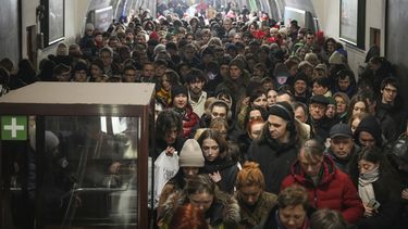 Varias personas se refugian en una estación de metro durante una alarma antiaérea en Kiev, Ucrania, el viernes 20 de diciembre de 2024. (Foto AP/Efrem Lukatsky)