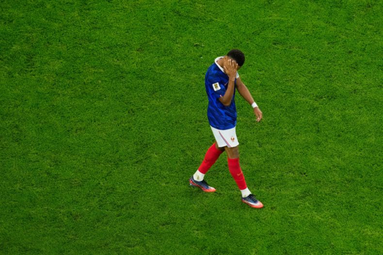 El delantero francés Kylian Mbappé se retira de la cancha tras la derrota 2-0 ante España en la semifinal del Mundial, el martes 14 de julio de 2026, en Arlington, Texas. (AP Foto/David J. Phillip)