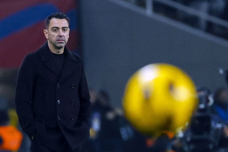 ARCHIVO - El director técnico del Barcelona, Xavi Hernández, durante un partido de La Liga española contra el Villarreal, en Barcelona, España, el sábado 27 de enero de 2024. (AP Foto/Joan Monfort, Archivo)