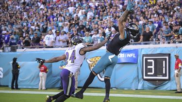 Jags superan a Ravens con conversión, Tucker falla la patada