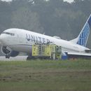 Un avión de United Airlines permanece en un área de césped tras salirse de la pista el viernes 8 de marzo de 2024, en el Aeropuerto Intercontinental George Bush en Houston. (Jason Fochtman/Houston Chronicle vía AP)