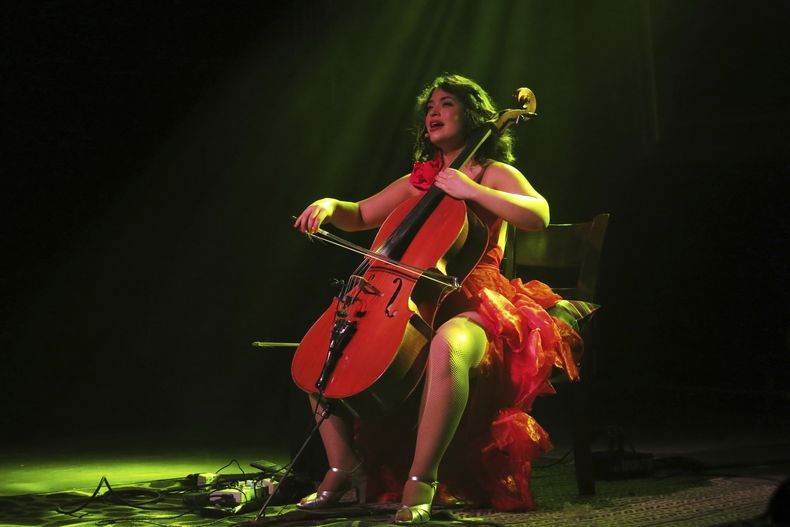 La violonchelista y cantante Ana Carla Maza se presenta en concierto en la Ciudad de México el jueves 12 de junio de 2025. (Foto AP/Berenice Bautista)