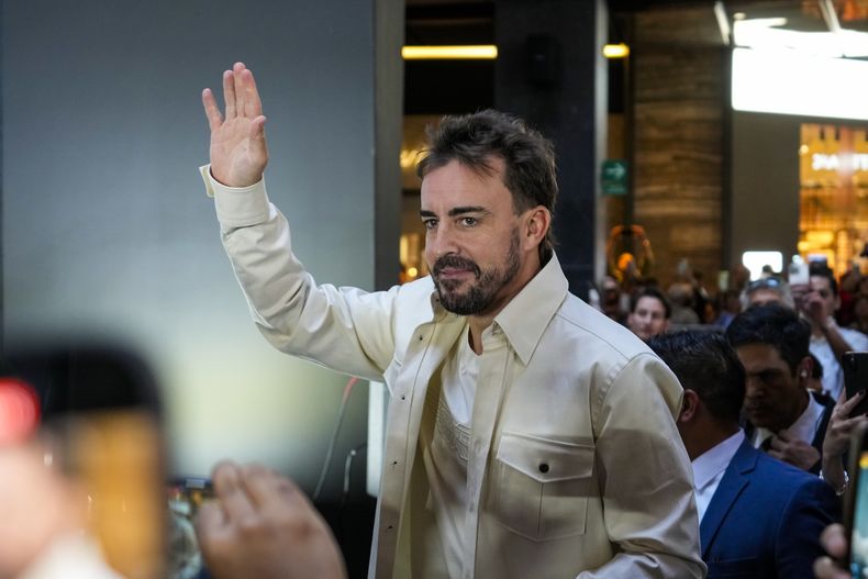 El piloto español de Aston Martin, Fernando Alonso, arriba a un evento promocional en la Ciudad de México el miércoles 23 de octubre del 2024, previo al Gran Premio de México. (AP Foto/Moises Castillo)