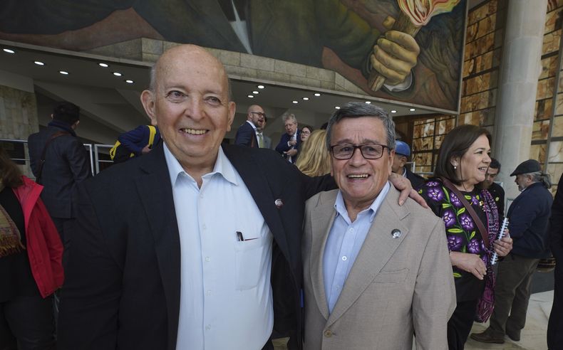 ARCHIVO - José Otty Patiño, jefe negociador del gobierno colombiano, a la izquierda, y Pablo Beltrán, comandante y jefe negociador del ELN, después de la ceremonia de apertura de la segunda ronda de conversaciones de paz en la Ciudad de México, el 13 de febrero de 2023. Un alto el fuego entre el gobierno colombiano y el ELN comenzó el jueves 3 de agosto de 2023. (AP Foto/Marco Ugarte, Archivo)