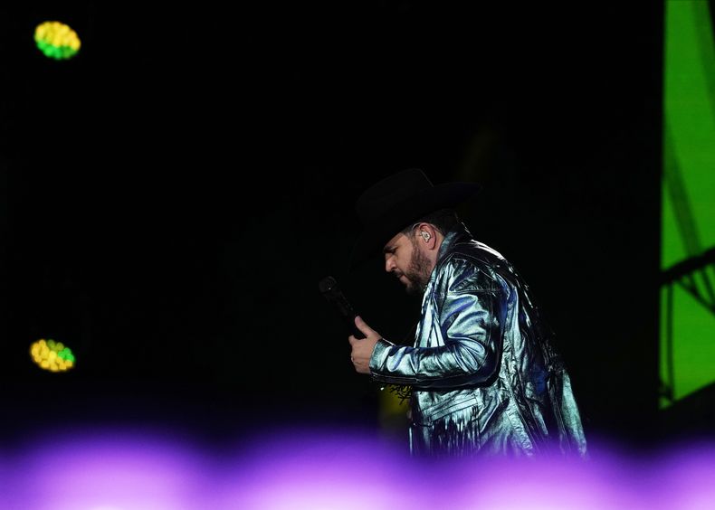 El cantante mexicano Edén Muñoz durante su concierto en el segundo día del festival Arre en la Ciudad de México el 10 de septiembre de 2023. (Foto AP/Fernando Llano)