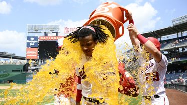 CJ Abrams (centro) de los Nacionales de Washington recibe un baño de Gatorade tras la victoria ante los Rockies de Colorado, el miércoles 26 de julio de 2023, en Washington. (AP Foto/Nick Wass)