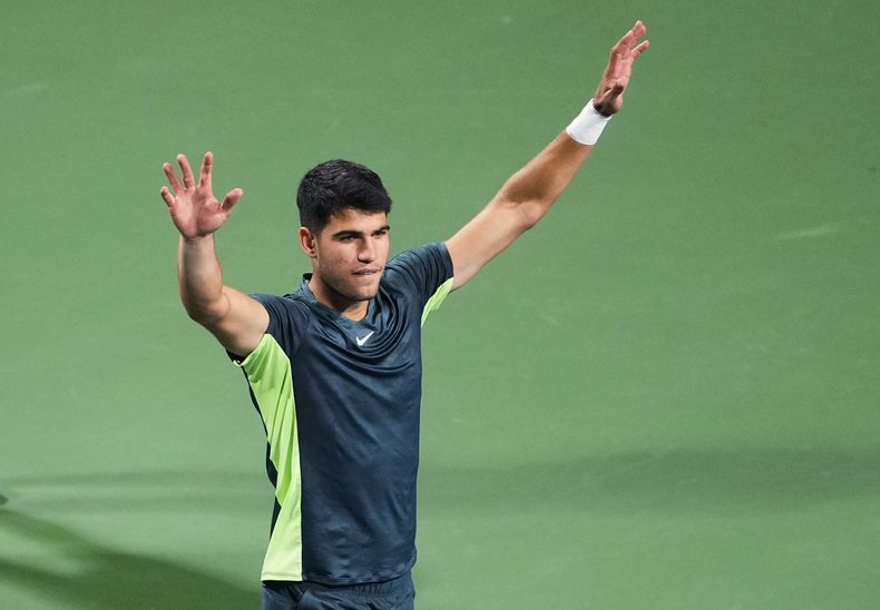 El español Carlos Alcaraz festeja su triunfo ante el estadounidense Ben Shelton durante el Abierto de Toronto, el miércoles 9 de agosto de 2023 (Mark Blinch/The Canadian Press via AP)