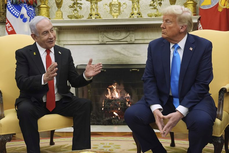 ARCHIVO - El presidente Donald Trump se reúne con el primer ministro de Israel, Benjamin Netanyahu, en el Despacho Oval de la Casa Blanca, el 4 de febrero de 2025, en Washington. (AP foto/Evan Vucci, archivo)