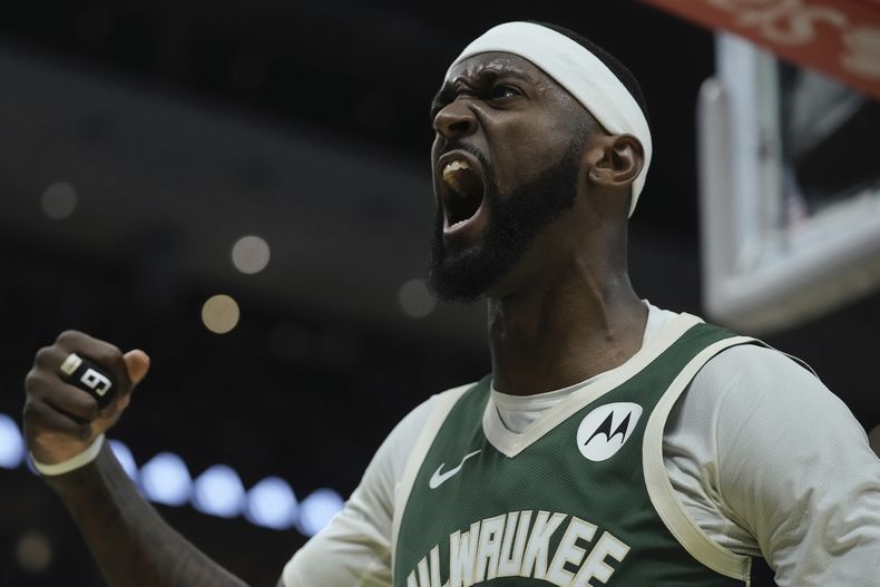Bobby Portis, de los Bucks de Milwaukee, festeja tras recibir una falta de los Pistons de Detroit, en el partido del sábado 16 de diciembre de 2023 (AP Foto/Morry Gash)