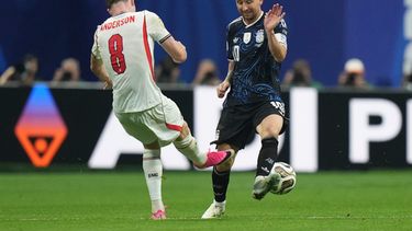 Lionel Messi (10), de Argentina, y Elliot Anderson (8), de Inglaterra, luchan por el balón durante el partido de semifinales de la Copa Mundial de fútbol entre Inglaterra y Argentina en Atlanta, el miércoles 15 de julio de 2026. (Foto AP/Stephanie Scarbrough)