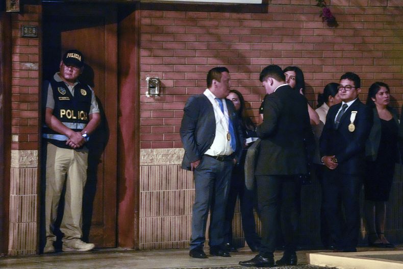 Efectivos de la policía y la fiscalía, en el exterior de la casa de la presidenta de Perú, Dina Boluarte, durante un allanamiento para incautar relojes de lujo dentro de una investigación preliminar por presunto enriquecimiento ilícito, en Lima, Perú, el 30 de marzo de 2024. (AP Foto/Martín Mejía)