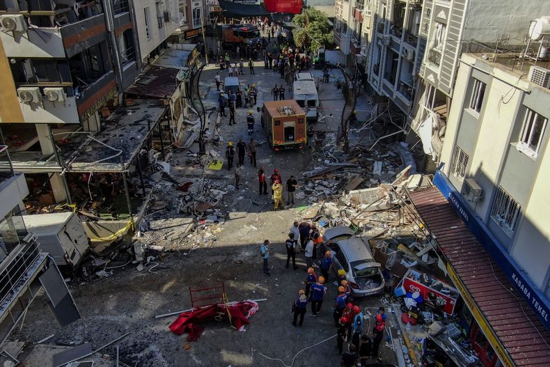 Bomberos y personal de emergencia brinda servicio tras la explosión de un restaurante en Izmir, Turquía, el domingo 30 de junio de 2024. (Mustafa Ic/IHA via AP)