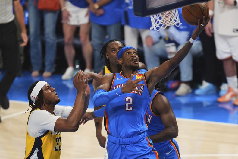 Shai Gilgeous-Alexander (2), del Thunder de Oklahoma City, ataca la canasta frente a Myles Turner (33), de los Pacers de Indiana, durante la primera mitad del juego decisivo de las Finales de la NBA, el domingo 22 de junio de 2025, en Oklahoma City. (AP Foto/Kyle Phillips)