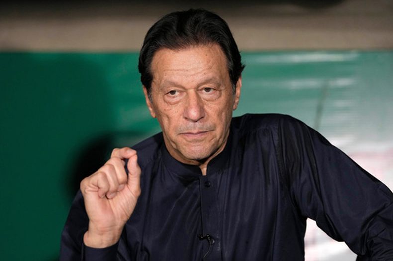 El ex primer ministro paquistaní Imran Khan en conferencia de prensa en Lahore, Pakistán, el 18 de mayo del 2023. (AP foto/K.M. Chaudary)