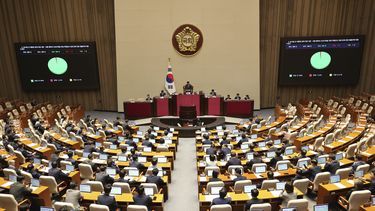 Legisladores surcoreanos aprueban un proyecto de ley para abrir investigaciones especiales al expresidente Yoon Suk Yeol por su breve declaración de la ley marcial en diciembre, en la Asamblea Nacional, en Seúl, el 5 de junio de 2025. (Park Dong-joo/Yonhap vía AP)
