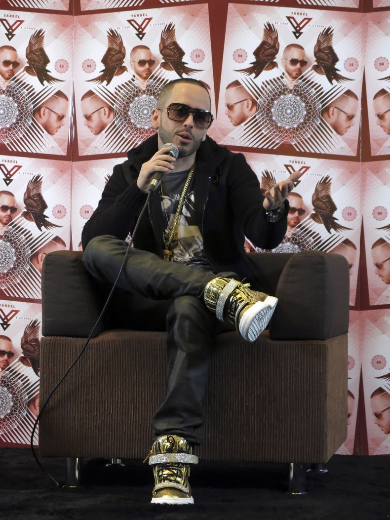 El cantante puertorrique&ntilde;o Yandel habla en una conferencia de prensa sobre su nuevo &aacute;lbum como solista, &ldquo;De l&iacute;der a leyenda&rdquo;, el mi&eacute;rcoles 27 de noviembre del 2013 en la Ciudad de M&eacute;xico. (AP Foto/Isaac Garri