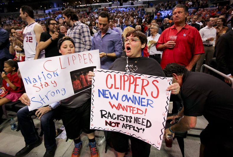 Aficionados muestran carteles de apoyo a los Clippers de Los &Aacute;ngeles antes del quinto juego de la serie de playoffs de primera ronda entre los Clippers y los Warriors de Golden State el martes 29 de abril de 2014. El Comisionado de la NBA, Adam Sil