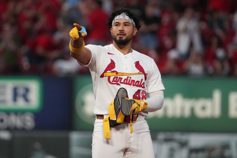 Iván Herrera, bateador designado de los Cardenales de San Luis, celebra después de pegar un doble producgtor de tres carreras durante la cuarta entrada del juego de béisbol de Grandes Ligas contra los Cerveceros de Milwaukee, el lunes 4 de mayo de 206, en San Luis. (AP Foto/Jeff Roberson)