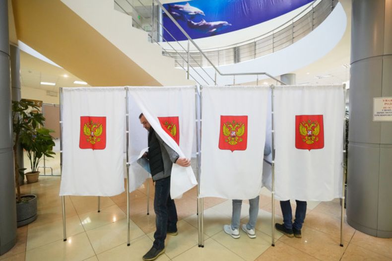 Una persona sale de una cabina tras votar en las elecciones parlamentarias en Podolsk, Rusia, sábado 19 de septiembre de 2026. (Foto AP/Pavel Bednyakov)