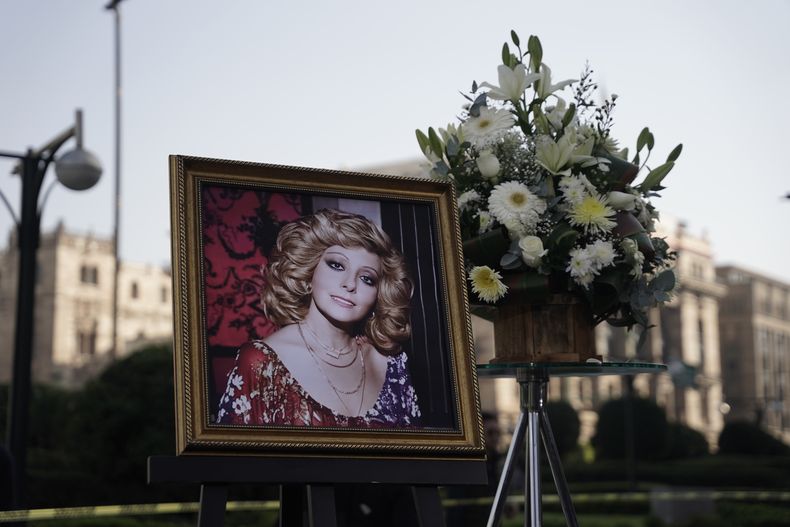 Un retrato de la actriz mexicana Silvia Pinal se exhibe para su funeral en el Palacio de Bellas Artes, en la Ciudad de México, el sábado 30 de noviembre de 2024. Pinal, actriz de la Época de Oro de México cine en las décadas de 1940 y 1950, murió el jueves. Ella tenía 93 años. (Foto AP/Aurea Del Rosario)