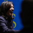 La exvicepresidenta de Estados Unidos Kamala Harris saluda al público antes de pronunciar un discurso el viernes 17 de octubre de 2025, en Birmingham, Alabama. (AP Foto/Mike Stewart)