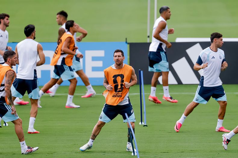 El delantero argentino Lionel Messi durante un entrenamiento de cara a la semifinal contra Inglaterra en el Mundial, el martes 14 de julio de 2026, en Marietta, Georgia. (AP Foto/Erik S. Lesser)