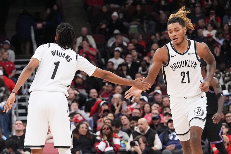 Noah Clowney, de los Nets de Brooklyn, festeja con su compañero Ziaire Williams tras atinar un triple ante los Bulls de Chicago, el miércoles 3 de diciembre de 2025 (AP Foto/Nam Y. Huh)
