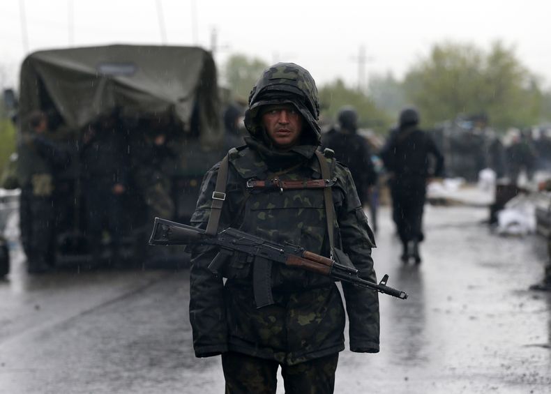 Un soldado ucraniano monta guardia en una carretera que conduce a Slovyansk, en el oriente del pa&iacute;s, el viernes 2 de mayo de 2014. (Foto AP/Darko Vojinovic)