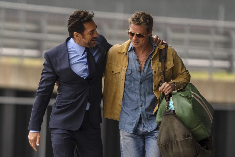 Esta imagen publicada por Apple TV+ muestra a Brad Pitt, a la derecha, y a Javier Bardem en una escena de F1. (Apple TV+ via AP)