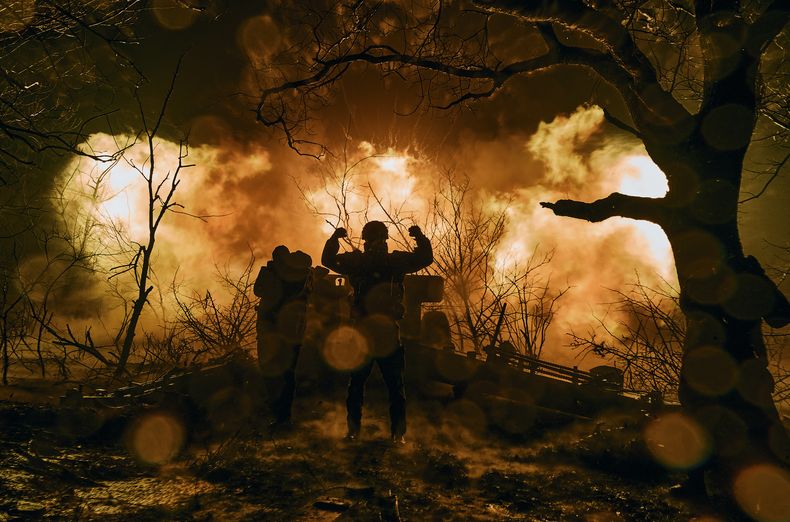 Soldados ucranianos disparan hacia puestos rusos cerca de Bájmut, en la región Donetsk, Ucrania, el domingo 20 de noviembre de 2022. (AP Foto/LIBKOS)