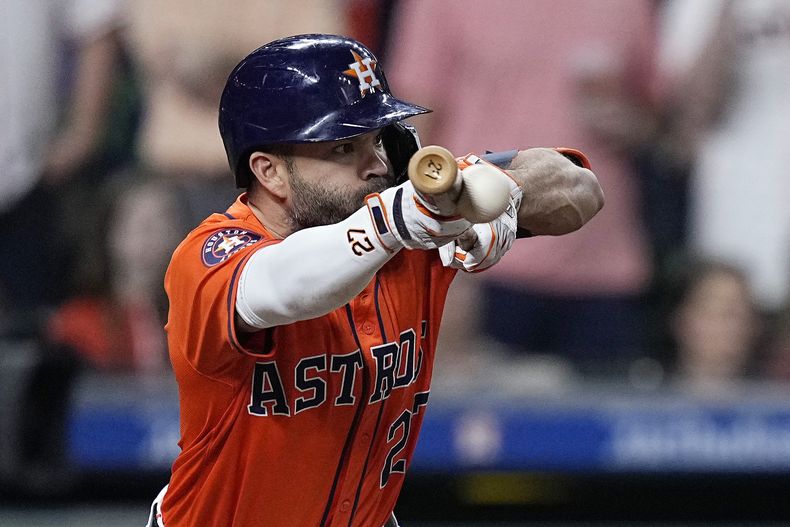 El venezolano José Altuve, de los Astros de Houston, toca la bola en la séptima entrada del juego ante los Marineros de Seattle, el viernes 3 de mayo de 2024 (AP Foto/Kevin M. Cox)