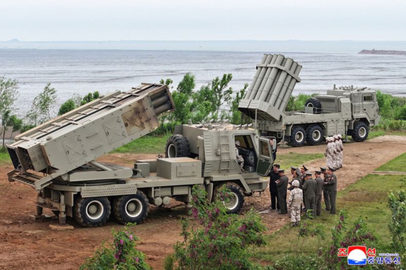 En esta imagen difundida por el gobierno de Corea del Norte, su mandatario, Kim Jong Un, al centro a la derecha, revisa varios sistemas de armas, el martes 26 de mayo de 2026, en una ubicación desconocida de Corea del Norte. (Agencia Central de Noticias de Corea/Korea News Service vía AP)