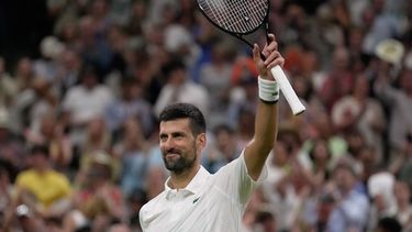 El serbio Novak Djokovic celebra su victoria ante el griego Stefanos Tsitsipas en la segunda ronda de Wimbledon el miércoles primero de julio del 2026. (AP Foto/Brian Inganga)
