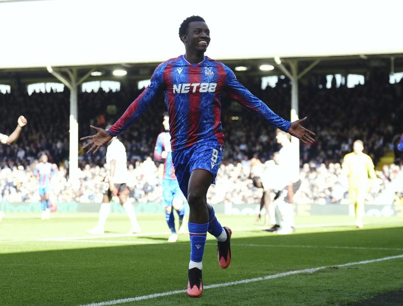 Eddie Nketiah del Crystal Palace celebra tras anotar el tercer gol de su equipo en el encuentro de cuartos de final de la Copa FA ante Fulham el sábado 29 de marzo del 2025. (John Walton/PA via AP)