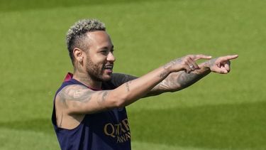 El delantero brasileño Neymar durante un entrenamiento del Paris Saint-Germain, el jueves 20 de julio de 2023, en las afueras de París. (AP Foto/Christophe Ena)